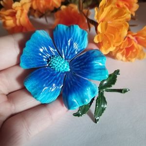 Beautiful VTG Flower Brooch